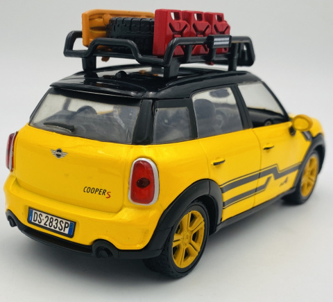 MINI Cooper S Countryman z bagażkiem dachowym model 1:24 Motormax 79752 MINI Cooper S Countryman z bagażkiem dachowym model 1:24 Motormax 79752