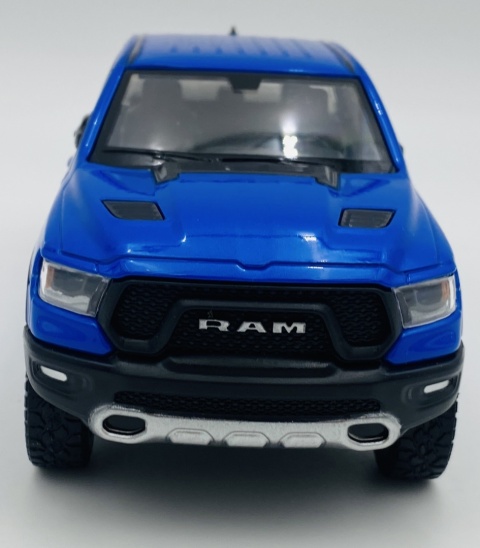 RAM 1500 Rebel Crew Cab 2019 1:27 Motormax 79358 niebieski RAM 1500 Rebel Crew Cab 2019 1:27 Motormax 79358 niebieski