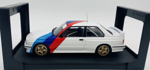 BMW M3 E30 (1989) model WB124244 METAL WhiteBox 1:24 biały BMW M3 E30 (1989) model WB124244 METAL WhiteBox 1:24 biały