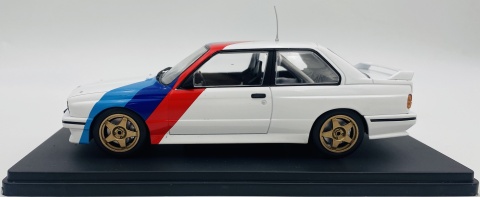 BMW M3 E30 (1989) model WB124244 METAL WhiteBox 1:24 biały BMW M3 E30 (1989) model WB124244 METAL WhiteBox 1:24 biały