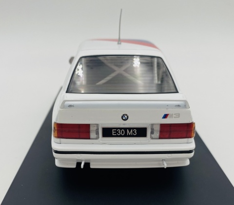 BMW M3 E30 (1989) model WB124244 METAL WhiteBox 1:24 biały BMW M3 E30 (1989) model WB124244 METAL WhiteBox 1:24 biały