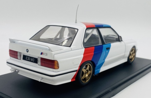 BMW M3 E30 (1989) model WB124244 METAL WhiteBox 1:24 biały BMW M3 E30 (1989) model WB124244 METAL WhiteBox 1:24 biały