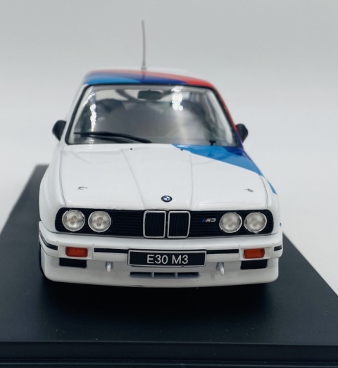 BMW M3 E30 (1989) model WB124244 METAL WhiteBox 1:24 biały BMW M3 E30 (1989) model WB124244 METAL WhiteBox 1:24 biały