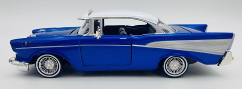 Chevy Bel Air 1957 z blendą przeciwsłoneczną Get Low 1:24 Motormax 79030 Chevy Bel Air 1957 z blendą przeciwsłoneczną Get Low 1:24 Motormax 79030