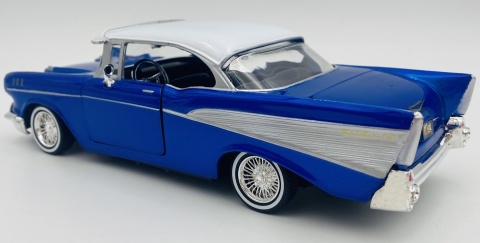 Chevy Bel Air 1957 z blendą przeciwsłoneczną Get Low 1:24 Motormax 79030 Chevy Bel Air 1957 z blendą przeciwsłoneczną Get Low 1:24 Motormax 79030