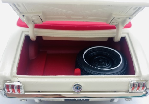 Ford Mustang 1/2 1964 cabrio Bond Goldfinger model 1:18 Motormax 79833