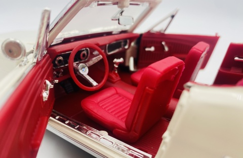 Ford Mustang 1/2 1964 cabrio Bond Goldfinger model 1:18 Motormax 79833