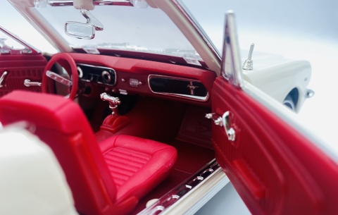 Ford Mustang 1/2 1964 cabrio Bond Goldfinger model 1:18 Motormax 79833