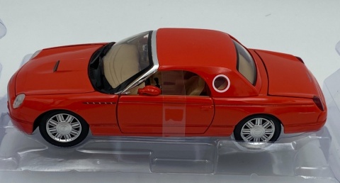Ford THUNDERBIRD rok 2002 1:24 Motormax 79853 red JAMES BOND
