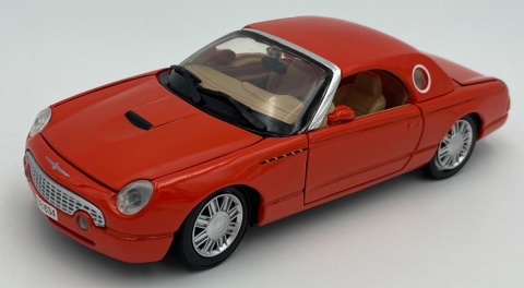 Ford THUNDERBIRD rok 2002 1:24 Motormax 79853 red JAMES BOND