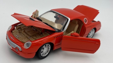 Ford THUNDERBIRD rok 2002 1:24 Motormax 79853 red JAMES BOND