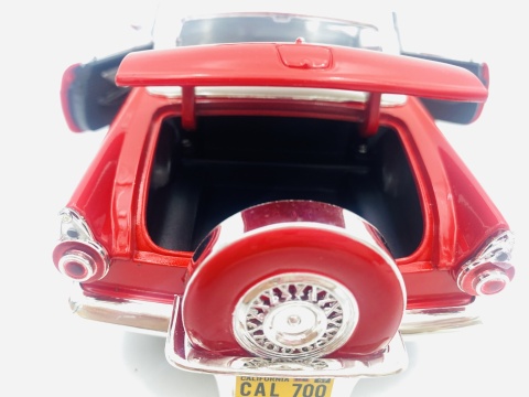 Ford Thunderbird 1956 1:18 model Motormax 73176 czerwony Ford Thunderbird 1956 1:18 model Motormax 73176 czerwony