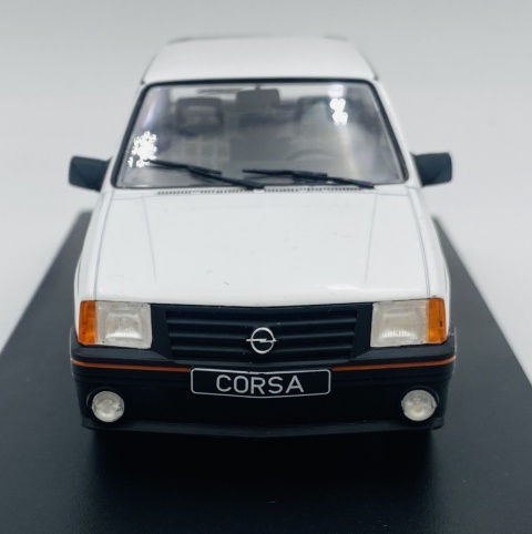 Opel Corsa A SR 1985 model METAL 124239 WhiteBox 1:24 biały