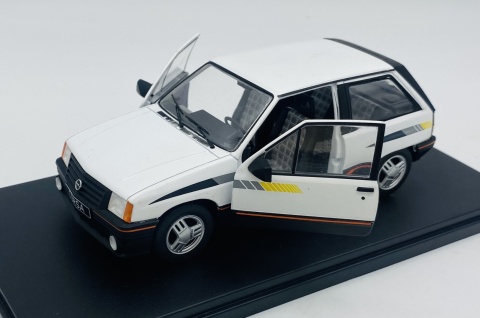 Opel Corsa A SR 1985 model METAL 124239 WhiteBox 1:24 biały