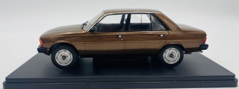 Peugeot 305 (1975) model WB124243 METAL WhiteBox 1:24 brązowy Peugeot 305 (1975) model WB124243 METAL WhiteBox 1:24 brązowy