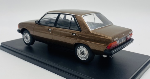 Peugeot 305 (1975) model WB124243 METAL WhiteBox 1:24 brązowy Peugeot 305 (1975) model WB124243 METAL WhiteBox 1:24 brązowy