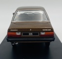 Peugeot 305 (1975) model WB124243 METAL WhiteBox 1:24 brązowy
