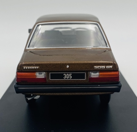 Peugeot 305 (1975) model WB124243 METAL WhiteBox 1:24 brązowy Peugeot 305 (1975) model WB124243 METAL WhiteBox 1:24 brązowy