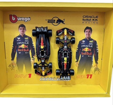 ZESTAW Red Bull F1 Verstappen Perez RB20 2024 do zawieszenia BBurago 1:43 ZESTAW Red Bull F1 Verstappen Perez RB20 2024 do zawieszenia BBurago 1:43