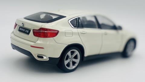 BMW X6 5.0 xDrive E71 model 24004 Welly 1:24 biały
