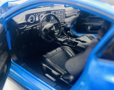 FORD MUSTANG GT 2024 metal model 24123 Welly 1:24 niebieski