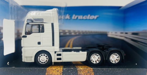 MAN TGX XXL 3 osie ciągnik siodłowy model WELLY 32650L metal 1:32 biały