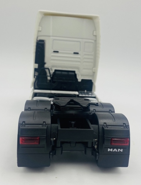MAN TGX XXL 3 osie ciągnik siodłowy model WELLY 32650L metal 1:32 biały
