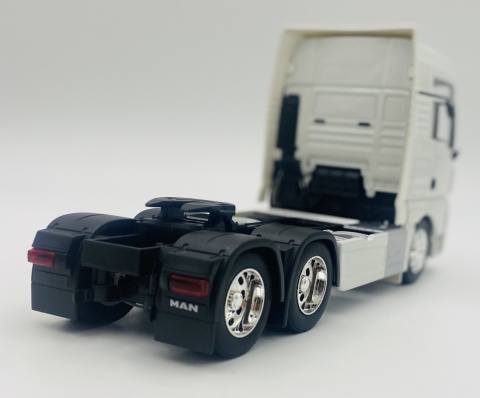 MAN TGX XXL 3 osie ciągnik siodłowy model WELLY 32650L metal 1:32 biały