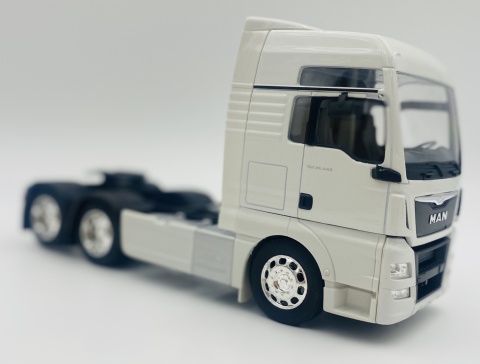 MAN TGX XXL 3 osie ciągnik siodłowy model WELLY 32650L metal 1:32 biały