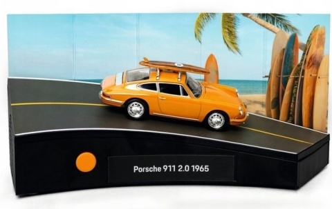 Porsche 911 z deską surfingową kalendarz adwentowy 1:43 żółty Franzis 1:43