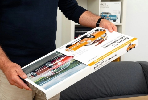 Porsche 911 z deską surfingową kalendarz adwentowy 1:43 żółty Franzis 1:43