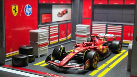 ZESTAW Ferrari F1 #55 C. Sainz Pit Stop diorama 2024 SF-24 BBurago 1:43