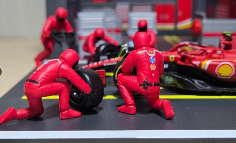 ZESTAW Ferrari F1 #55 C. Sainz Pit Stop diorama 2024 SF-24 BBurago 1:43