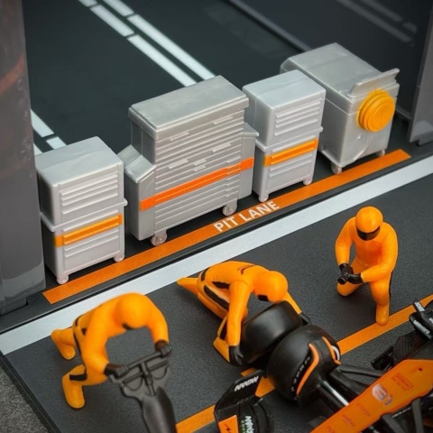 ZESTAW McLaren F1 #81 O. Piastri Pit Stop diorama 2024 MCL38 BBurago 1:43
