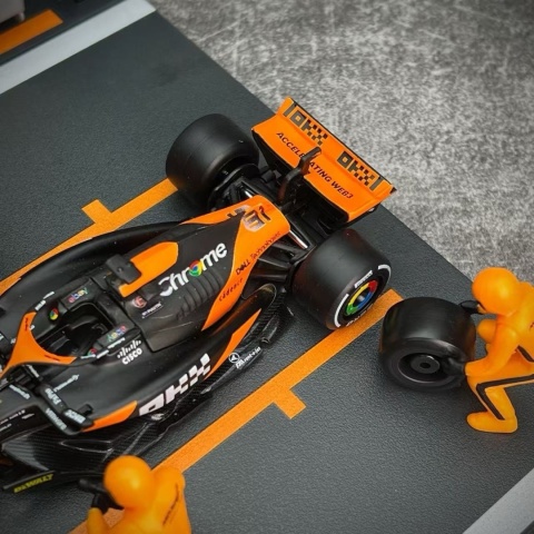ZESTAW McLaren F1 #81 O. Piastri Pit Stop diorama 2024 MCL38 BBurago 1:43