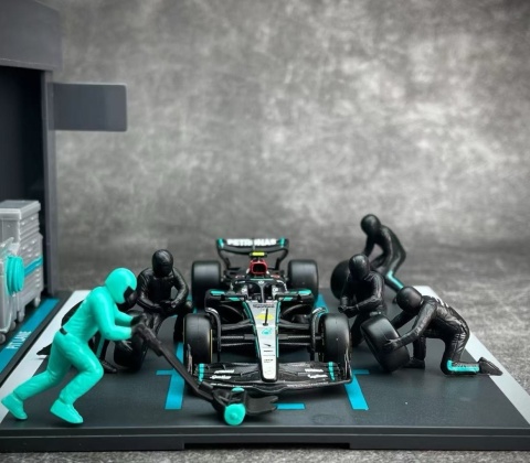 ZESTAW Mercedes F1 #44 L. Hamilton Pit Stop diorama 2024 W15 BBurago 1:43