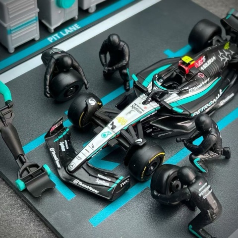 ZESTAW Mercedes F1 #44 L. Hamilton Pit Stop diorama 2024 W15 BBurago 1:43