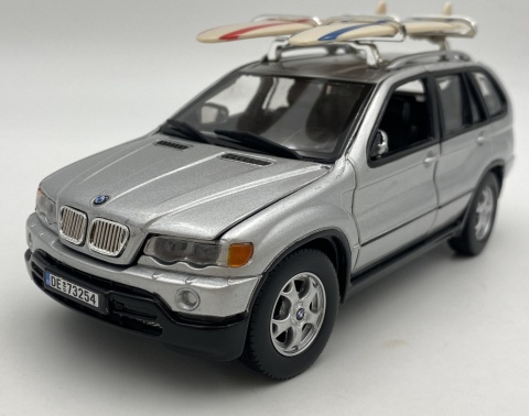 BMW X5 E53 2000 surfing z zestawem kempingowym 1:24 Motormax 79723