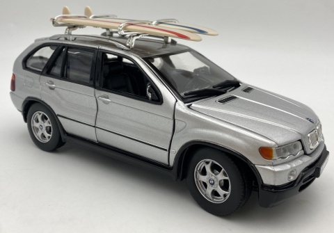 BMW X5 E53 2000 surfing z zestawem kempingowym 1:24 Motormax 79723