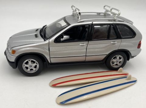 BMW X5 E53 2000 surfing z zestawem kempingowym 1:24 Motormax 79723