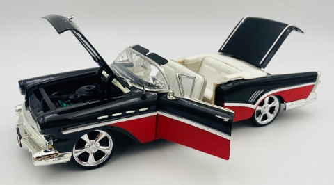 BUICK Roadmaster 1957 1:18 model Motormax 79008 czarny z czerwonym