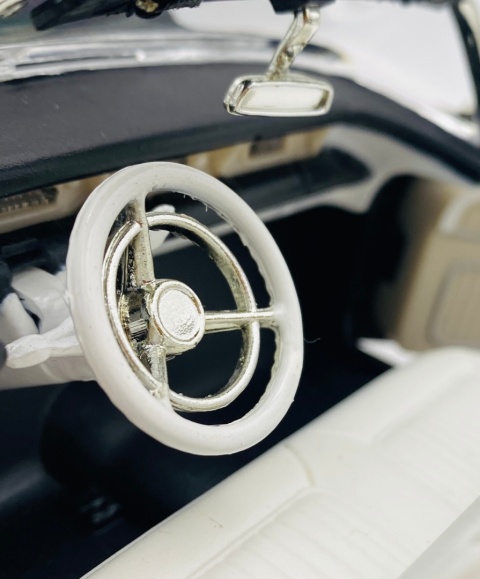 BUICK Roadmaster 1957 1:18 model Motormax 79008 czarny z czerwonym