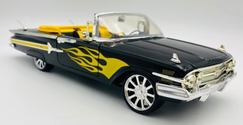 Chevrolet Impala 1960 tuning model 1:18 Motormax 79009 czarny z płomieniami