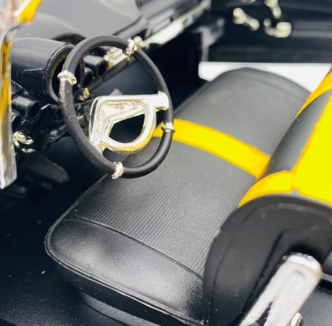 Chevrolet Impala 1960 tuning model 1:18 Motormax 79009 czarny z płomieniami