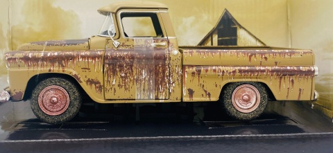 Chevy Apache Fleetside podrdzewiały 1:24 Motormax 79072 Weathered Treasures