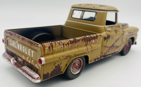 Chevy Apache Fleetside podrdzewiały 1:24 Motormax 79072 Weathered Treasures