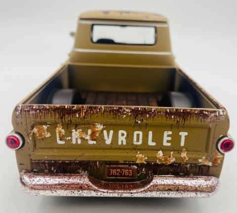 Chevy Apache Fleetside podrdzewiały 1:24 Motormax 79072 Weathered Treasures