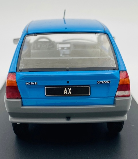 Citroen AX 1986 model 124256 WhiteBox 1:24 niebieski