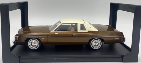 DODGE Royal Monaco Coupe 1977 model WB124261 METAL WhiteBox 1:24 brązowy