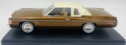 DODGE Royal Monaco Coupe 1977 model WB124261 METAL WhiteBox 1:24 brązowy